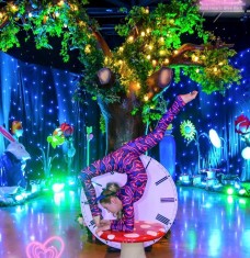 Alice in Wonderland Chesire Cat Contortionist